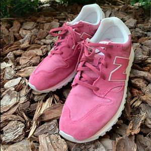 New Balance 520 Dragon Fruit Pink! Size 9.5